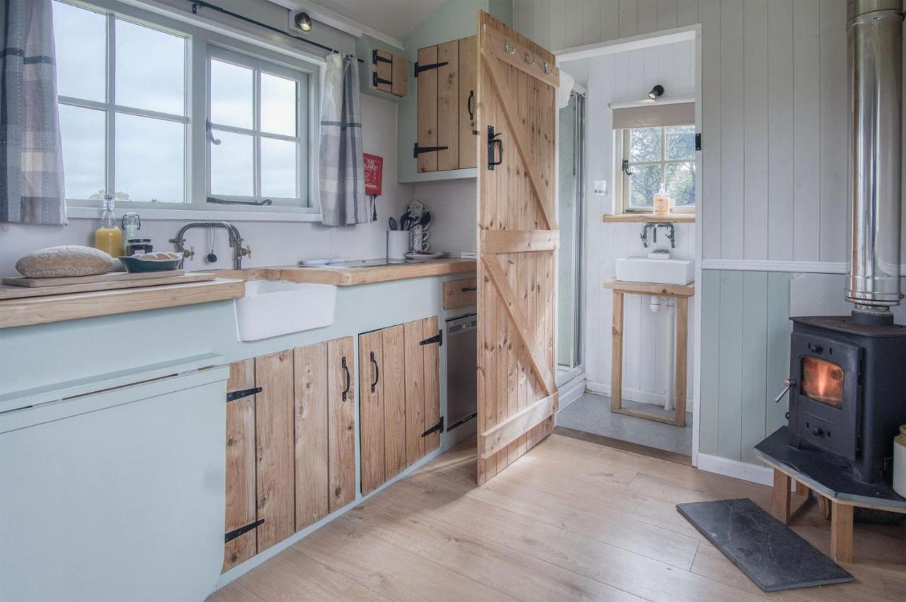 Haven View - 1 Bedroom Shepherds Hut - St Ishmaels Saint Ishmaels  Bagian luar foto
