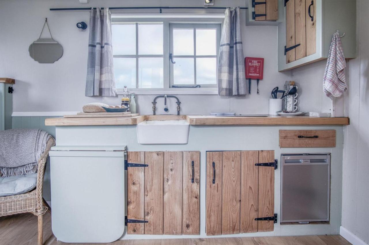 Haven View - 1 Bedroom Shepherds Hut - St Ishmaels Saint Ishmaels  Bagian luar foto